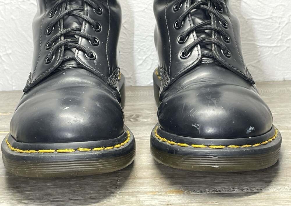 Dr Doc Martens 1460 Womens 7 Black Smooth Leather 8 Eye Combat Boots Punk Goth - Picture 9 of 16